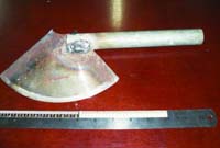 男子持板斧进银行取钱 大喊被人追杀(图)