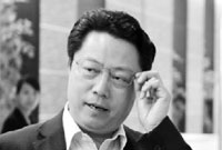 杨卫泽发现中纪委工作人员后试图跳楼 被摁住了