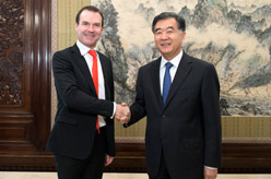 汪洋会见濒危野生动植物种国际贸易公约秘书处秘书长