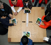 苹果重庆解放碑开业吸引众多"果粉"到场