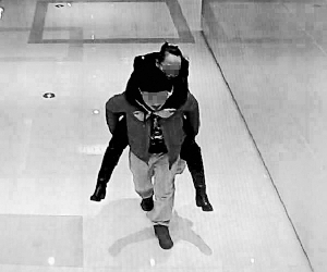 8斤6两男婴被弃商场女厕 疑似母亲被男子背走(图)