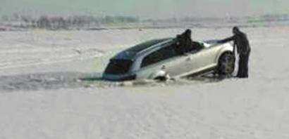 长春一百万豪车坠入冰窟 3人跳窗逃生(图)