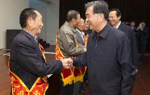 汪洋与&ldquo;中国种业十大功勋人物&rdquo;和&ldquo;全国十佳农民&rdquo;座谈