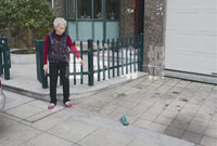 楼上砸落两个哑铃 差点要了楼下母女俩的命