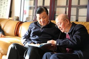 刘云山看望文化界知名人士