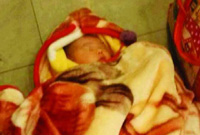 广州：时髦女子将一女婴弃ATM旁后迅速离去(图)