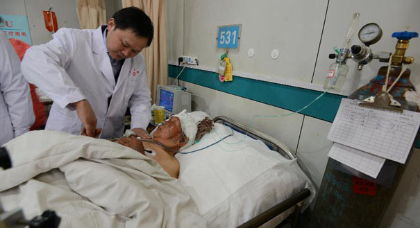 安徽阜阳地震伤员接受救治