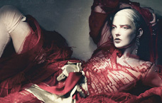 凯特摩丝诡异写真冷艳妆容