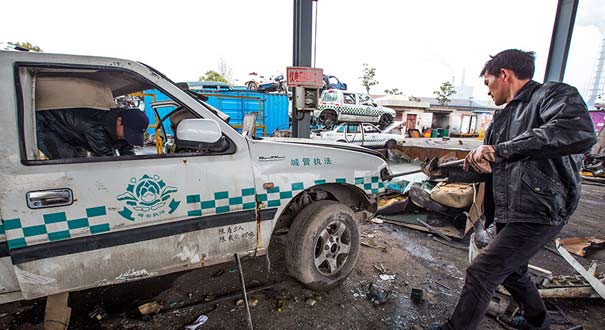 汽车坟场砸车人：警车也敢砸