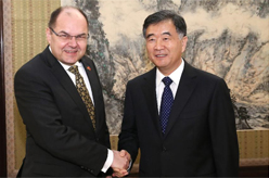 汪洋会见德国食品与农业部部长