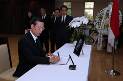 张高丽前往新加坡驻华使馆吊唁李光耀逝世