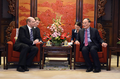 王岐山会见俄罗斯总统反腐败局代表团