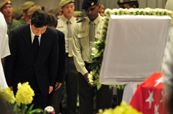 李源潮前往新加坡国会大厦吊唁李光耀逝世