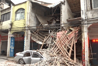 广东一女司机逆行开车撞塌小楼