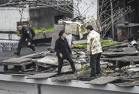 杭州：解救楼顶乱扔砖块欲轻生女子