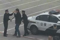 网曝首都机场一老外飞机上骚扰女性 抗拒警方执法