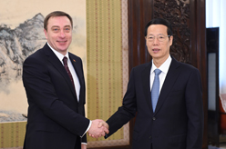 张高丽会见白俄罗斯总统办公厅副主任斯诺普科夫