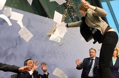 欧洲央行发布会 美女跳桌子&ldquo;砸场&rdquo;