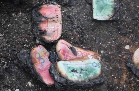 广西一运钞车起火 11箱钞票被烧