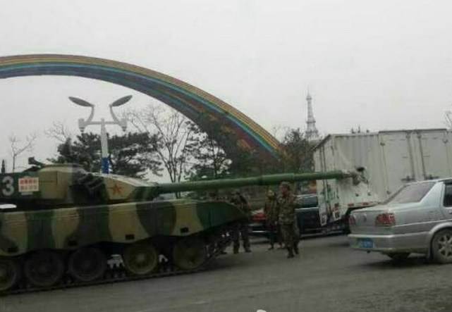 网曝长春一辆坦克追尾货车