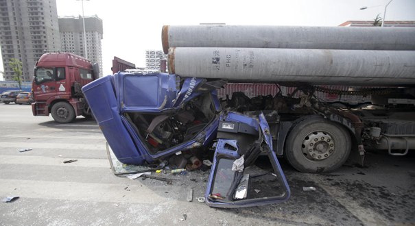 西安司机猛踩刹车车头被所载水泥桩撞飞