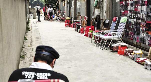 广州一工程安置房&ldquo;先到先选&rdquo;40余张椅凳通宵排队