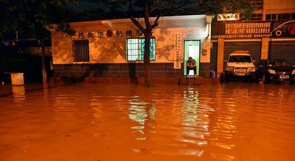 长沙遭遇暴雨天气 警务站遭积水&ldquo;围困&rdquo;