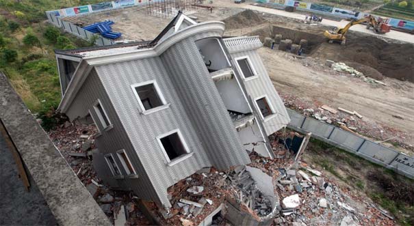 大楼连腰折断 楼体完好无损