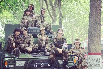 军校女生毕业照：军车上摆酷 嘟嘴卖萌