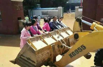 陕西一中学门前积水 挖掘机&ldquo;摆渡&rdquo;师生进校