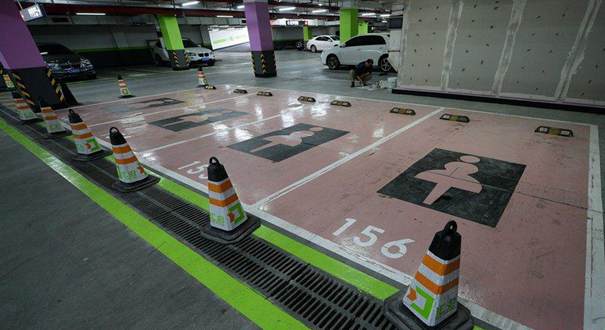 上海一商场设置女性专用车位 比普通车位宽半米