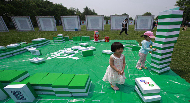 武汉市民开打巨型麻将 打牌过程如同搬砖