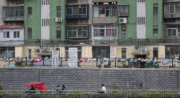 郑州一小区护栏挂满垃圾 抗议路面硬化拖延施工