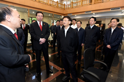 孟建柱：为经济持续健康发展营造良好法治环境