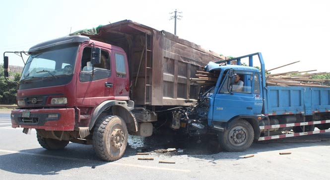 数十根钢管穿透驾驶室 车上两人性命无恙