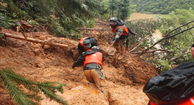 武警7小时跋涉为孤岛送粮