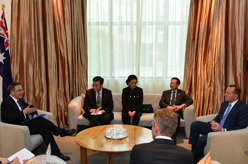 胡春华会见澳大利亚总理阿博特