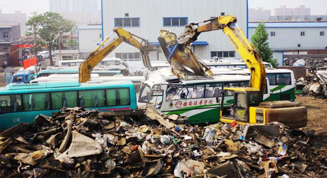 西安交警集中销毁110辆达报废标准客车