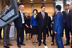 张德江参观访问喀山直升机厂