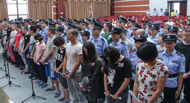 杭州特大传销案53名被告站满审判区