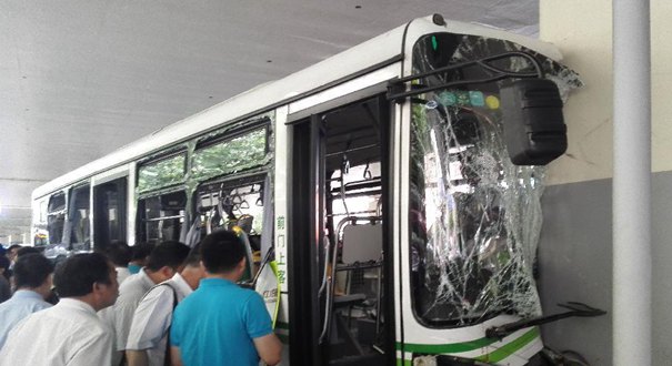 上海一公交车撞上高架　已造成一人死亡多人受伤