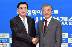 张德江会见韩国新政治民主联合党党首文在寅