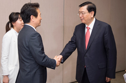 张德江会见韩国京畿道知事南景弼