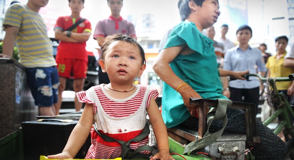 广州女子将2岁女婴绑三轮车上乞讨