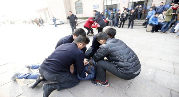 青岛火车站便衣警察抓捕嫌犯