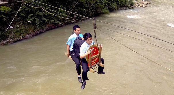 重庆:法官捧国徽乘溜索进村普法