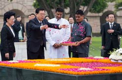 张德江向甘地墓敬献花环