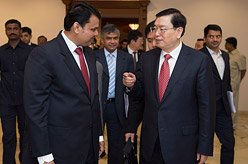 张德江会见印度马哈拉施特拉邦首席部长法德纳维斯