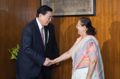 张德江与印度人民院议长马哈詹举行会谈