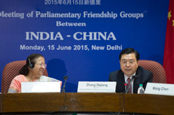 张德江和印度人民院议长马哈詹共同出席中印议员友好论坛闭幕式